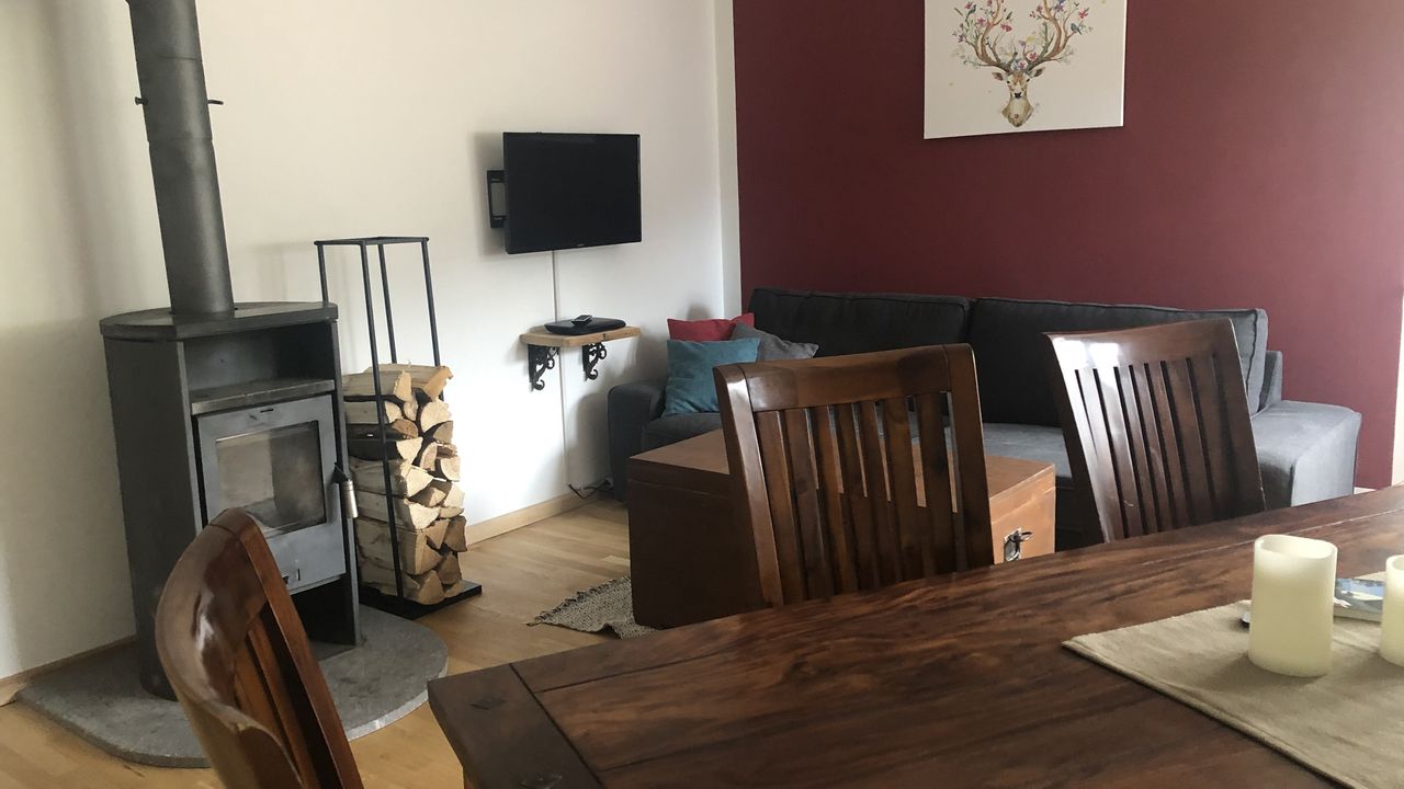 "Ansicht 2" Wohnstube mit Kaminofen +  Brennholz für kuschlige Stunden ( für Herbst - Wintergäste) "Ansicht 2" Wohnstube mit Kaminofen +  Brennholz für kuschlige Stunden ( für Herbst - Wintergäste)